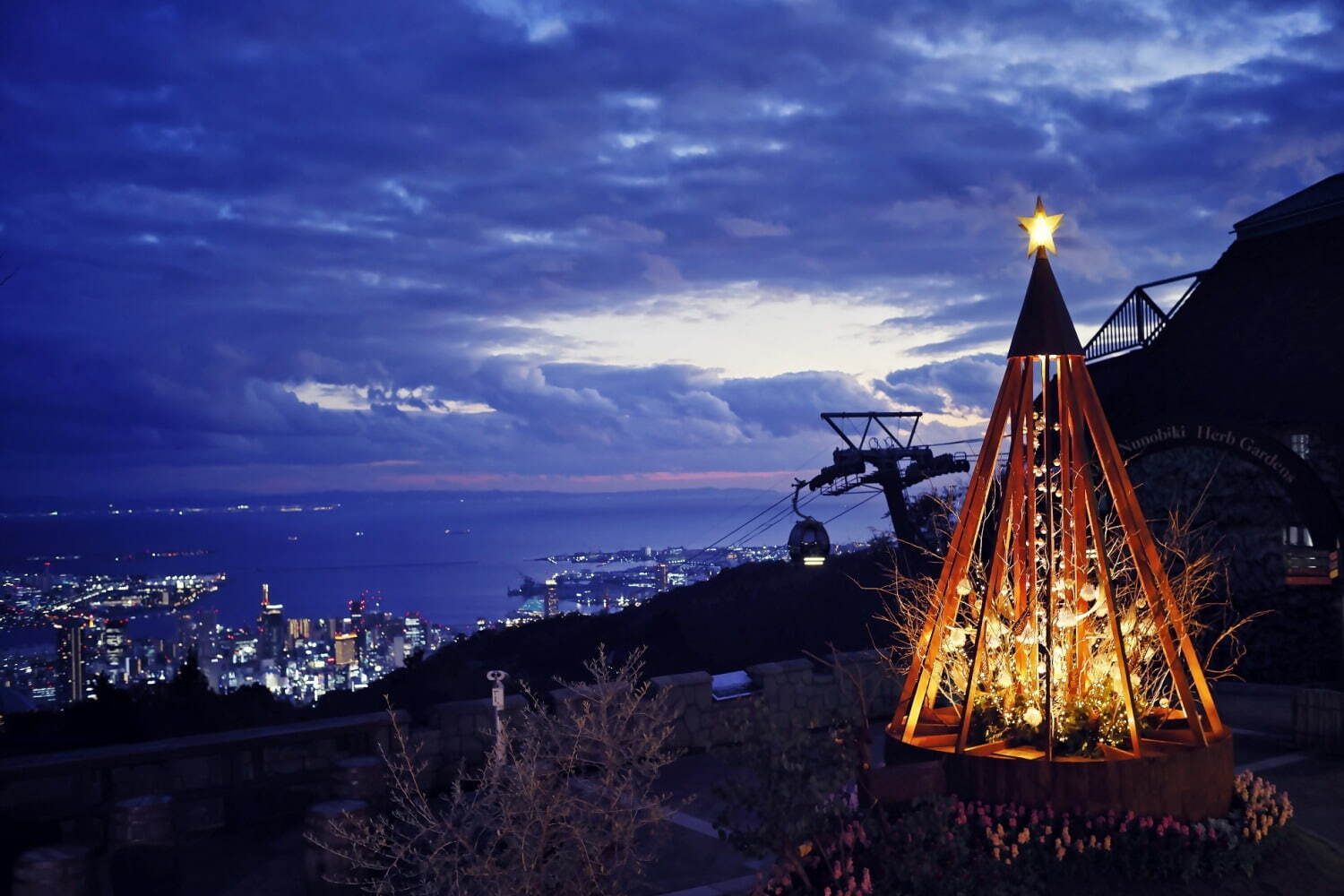 神戸布引ハーブ園”ボタニカル×古城”のクリスマス、高さ25mの巨大ツリー＆クリスマスマーケット｜写真3