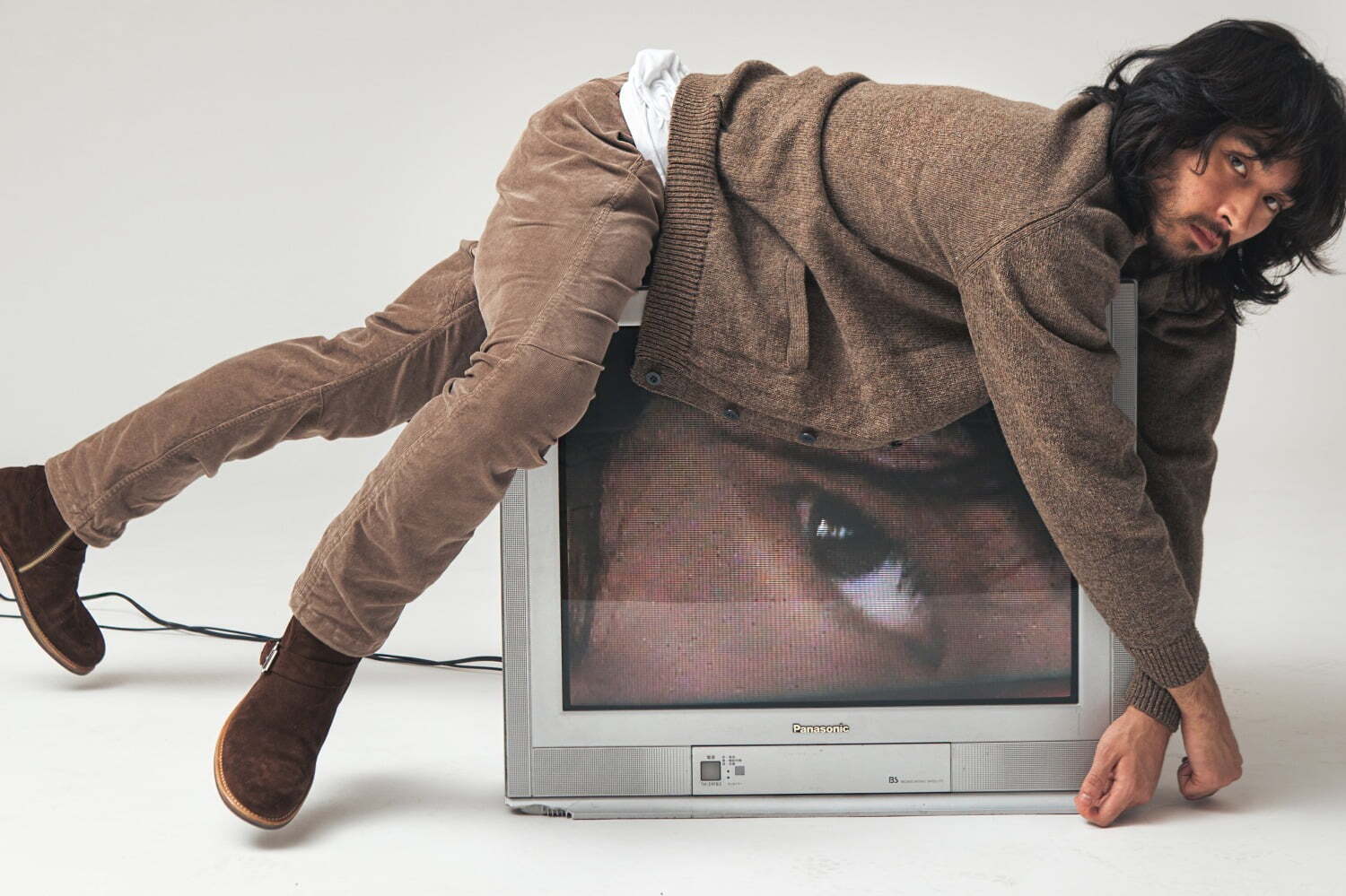 ノンネイティブ×グラミチのパンツ - 独特な風合いのコーデュロイ採用、深いネイビーなど4色で