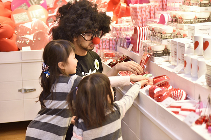 「フライングタイガー」がららぽーとTOKYO-BAYに新店舗、一足先に子供たちがショッピング体験 | 写真