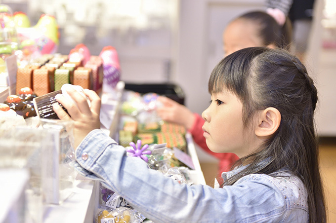 「フライングタイガー」がららぽーとTOKYO-BAYに新店舗、一足先に子供たちがショッピング体験 | 写真