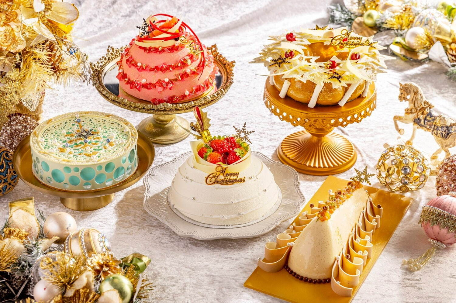 ヒルトン東京22年クリスマスケーキ、繊細なレース風チョコ細工や“まるで宝石”デコレーションのケーキ｜写真1