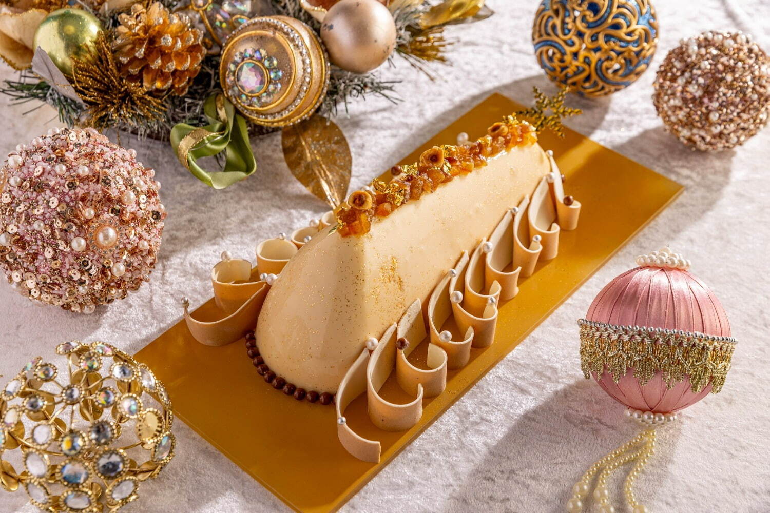 ヒルトン東京22年クリスマスケーキ、繊細なレース風チョコ細工や“まるで宝石”デコレーションのケーキ｜写真7