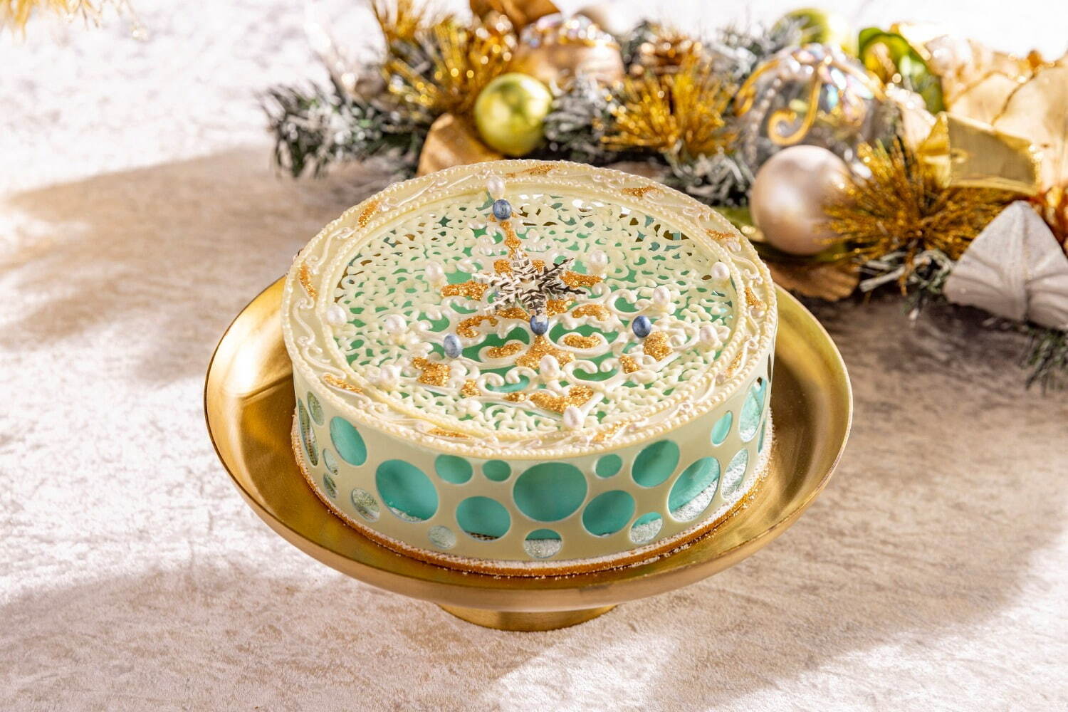 ヒルトン東京22年クリスマスケーキ、繊細なレース風チョコ細工や“まるで宝石”デコレーションのケーキ｜写真3
