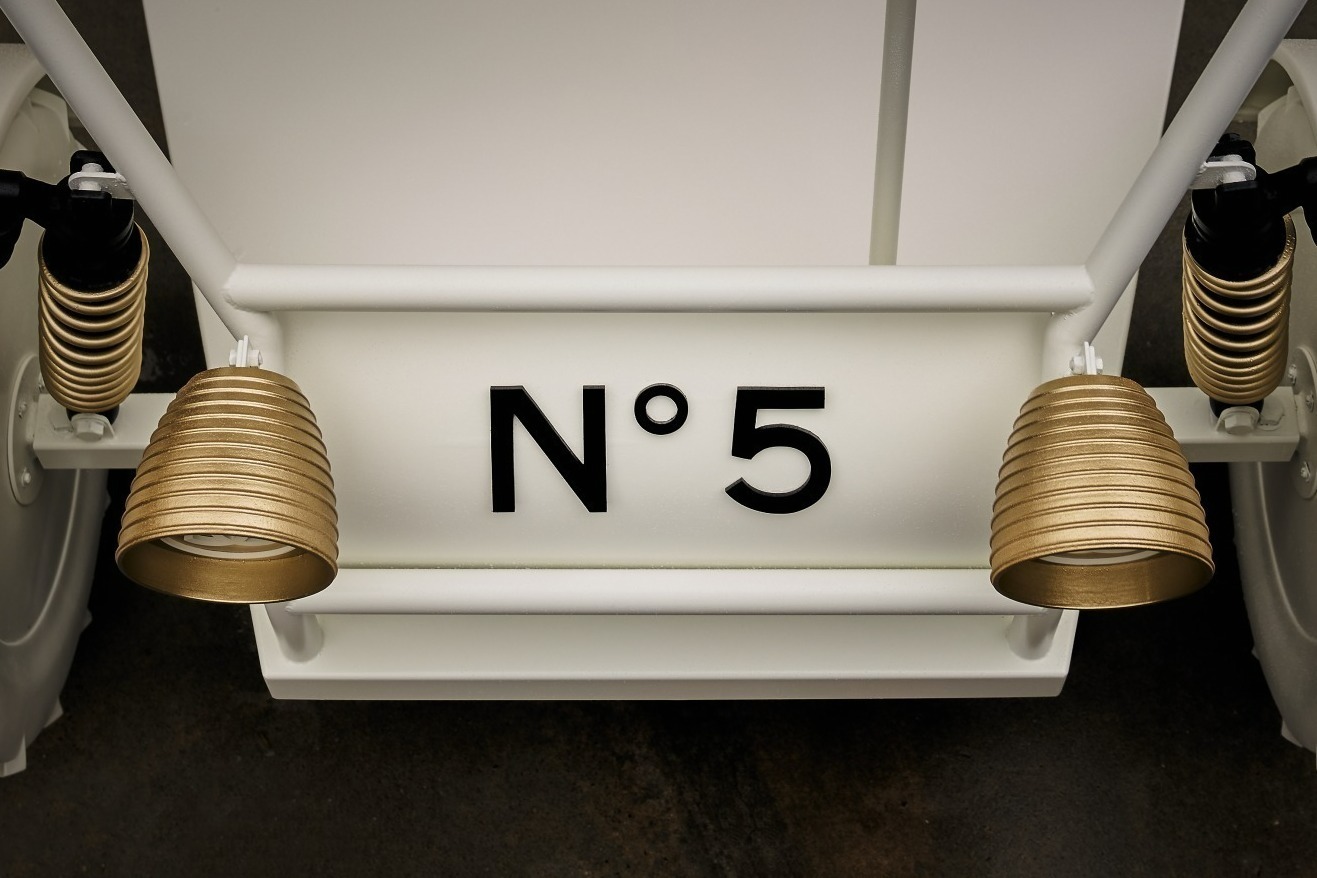 シャネルの“宇宙ステーション”が出現！月と「N°5」がテーマのクリスマス限定イベントが原宿で