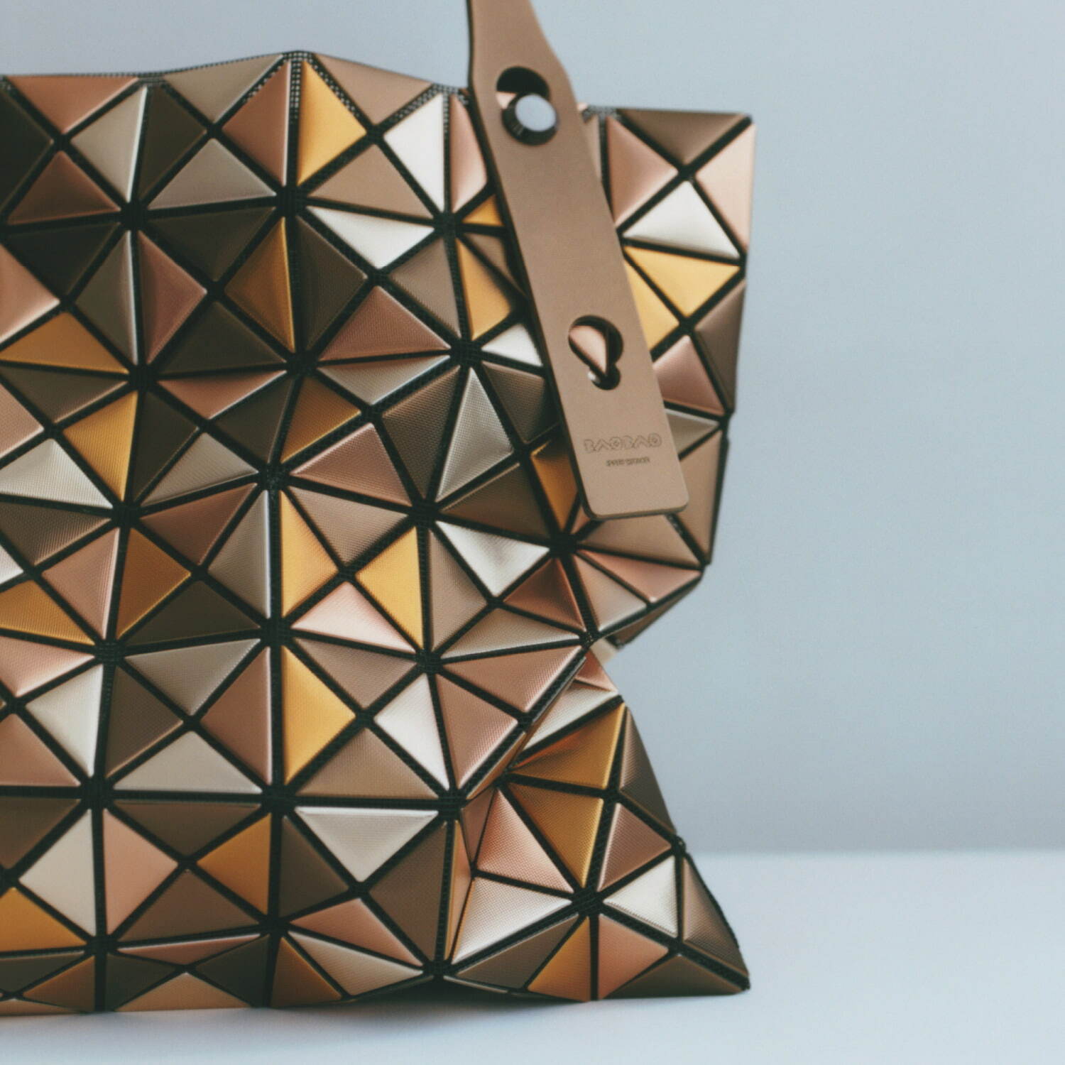 BAO BAO ISSEY MIYAKE“陰影ゆらめく”トートバッグや、マット×レザーのバックパック｜写真14