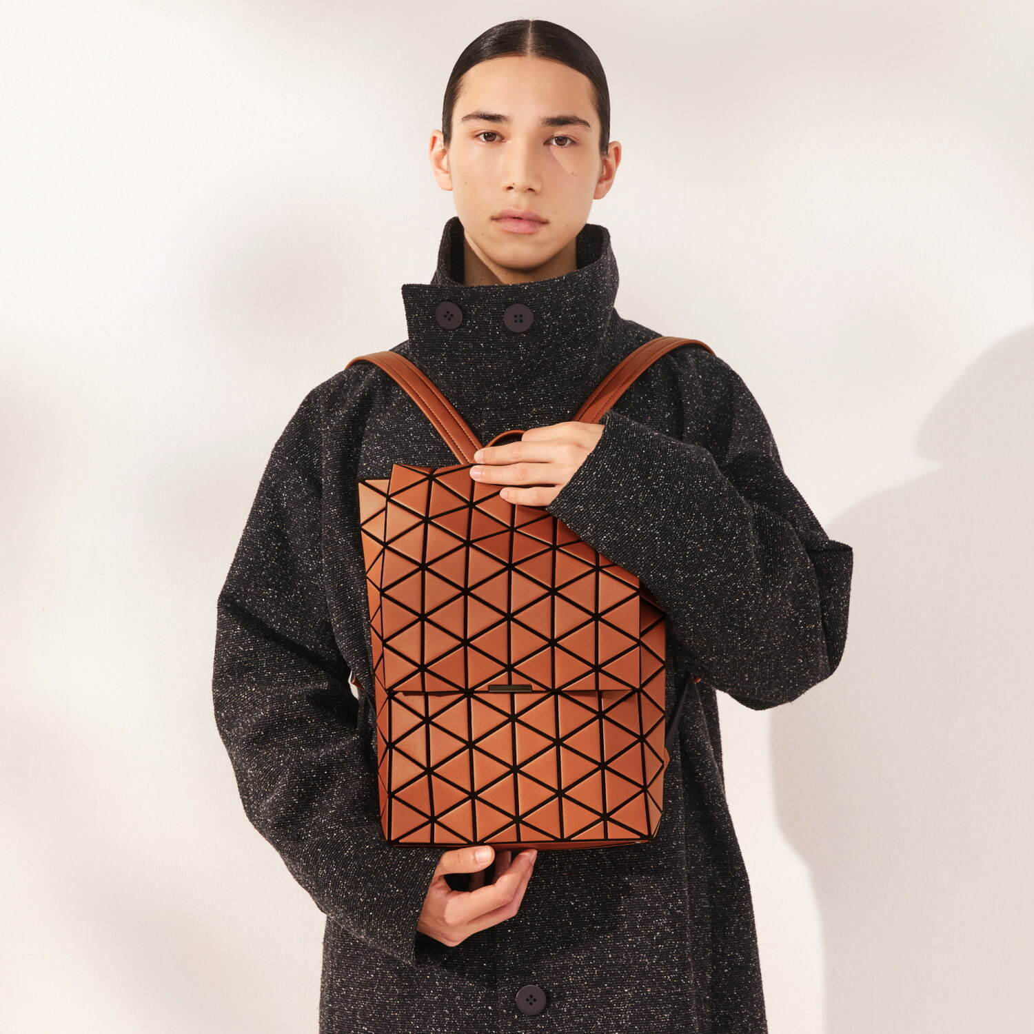 BAO BAO ISSEY MIYAKE“陰影ゆらめく”トートバッグや、マット×レザーのバックパック｜写真4