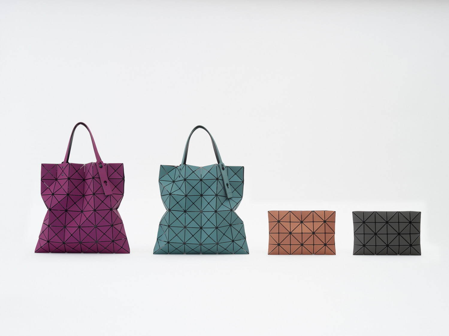 BAO BAO ISSEY MIYAKE“陰影ゆらめく”トートバッグや、マット×レザーのバックパック｜写真21