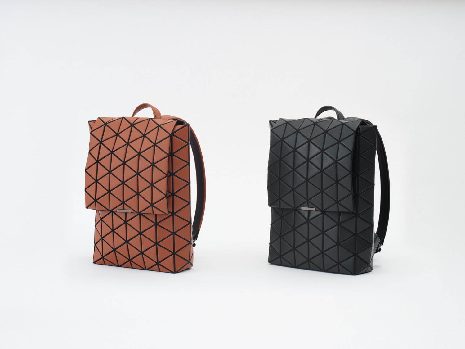 BAO BAO ISSEY MIYAKE“陰影ゆらめく”トートバッグや、マット×レザーのバックパック｜写真19