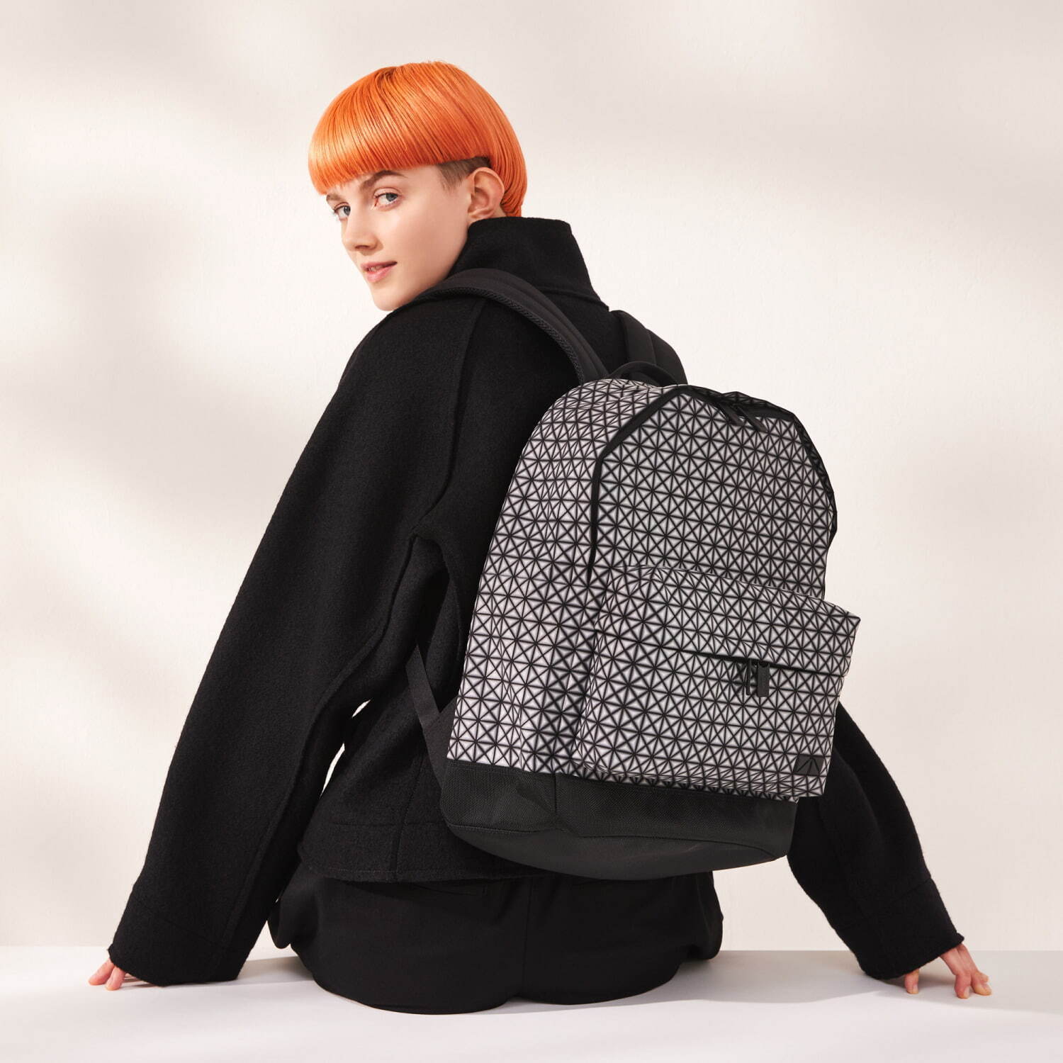 BAO BAO ISSEY MIYAKE“陰影ゆらめく”トートバッグや、マット×レザーのバックパック｜写真9