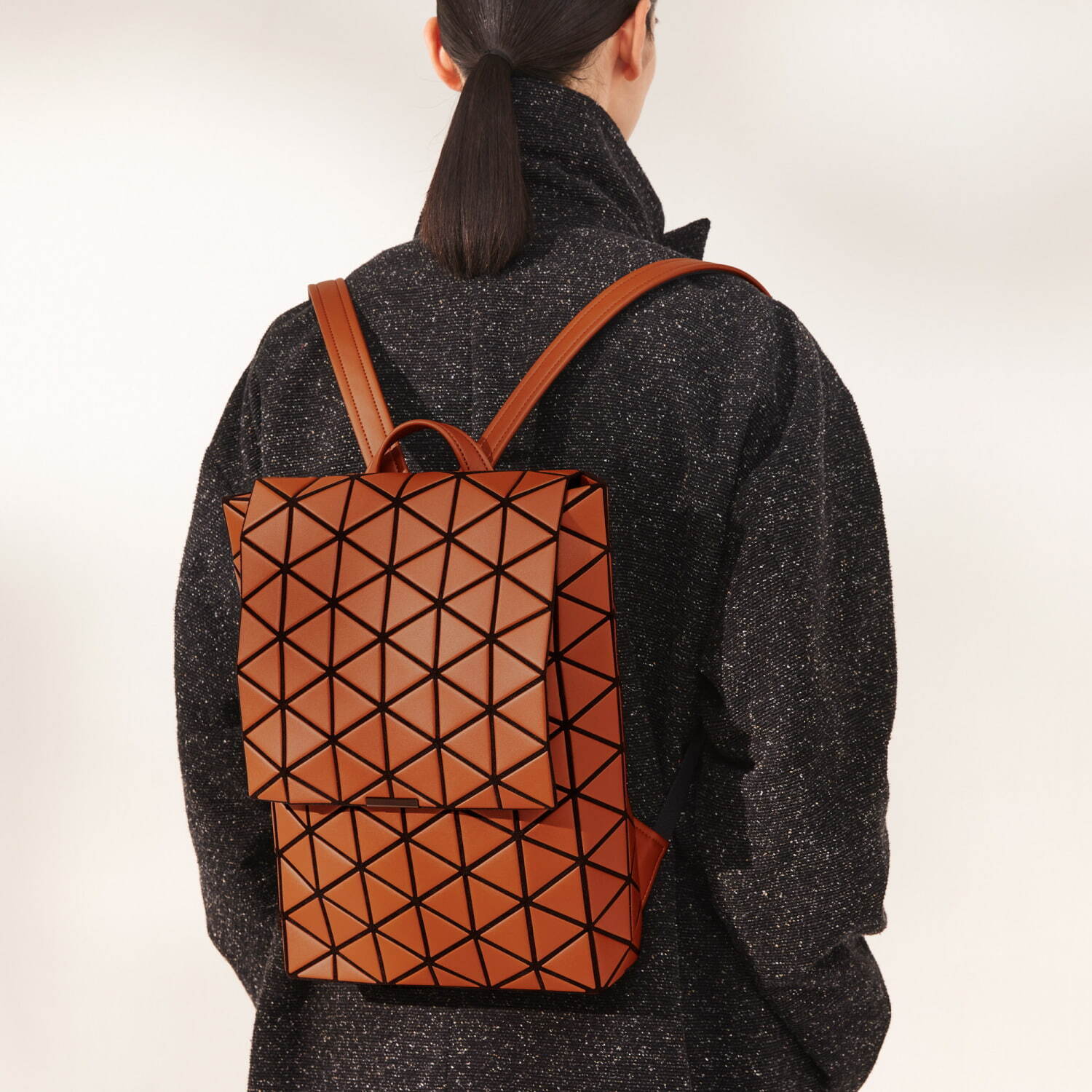 BAO BAO ISSEY MIYAKE“陰影ゆらめく”トートバッグや、マット×レザーのバックパック｜写真5