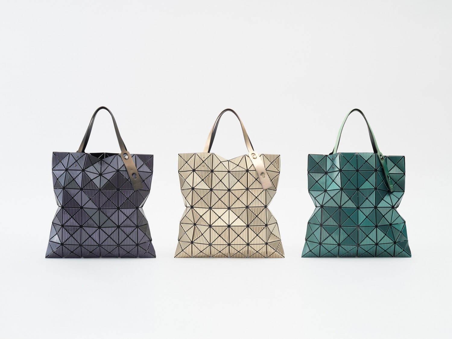 BAO BAO ISSEY MIYAKE“陰影ゆらめく”トートバッグや、マット×レザーのバックパック｜写真24