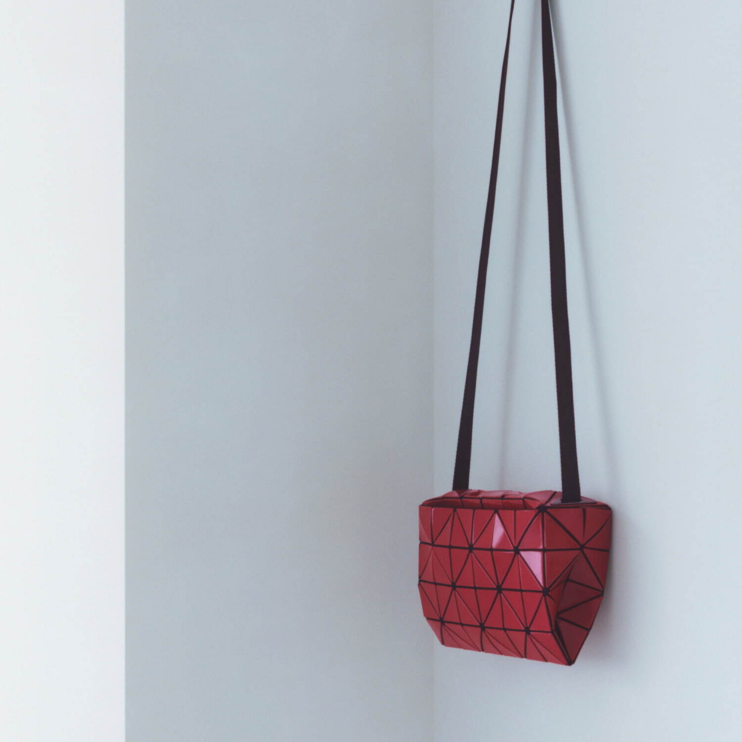 BAO BAO ISSEY MIYAKE“陰影ゆらめく”トートバッグや、マット×レザーのバックパック｜写真10