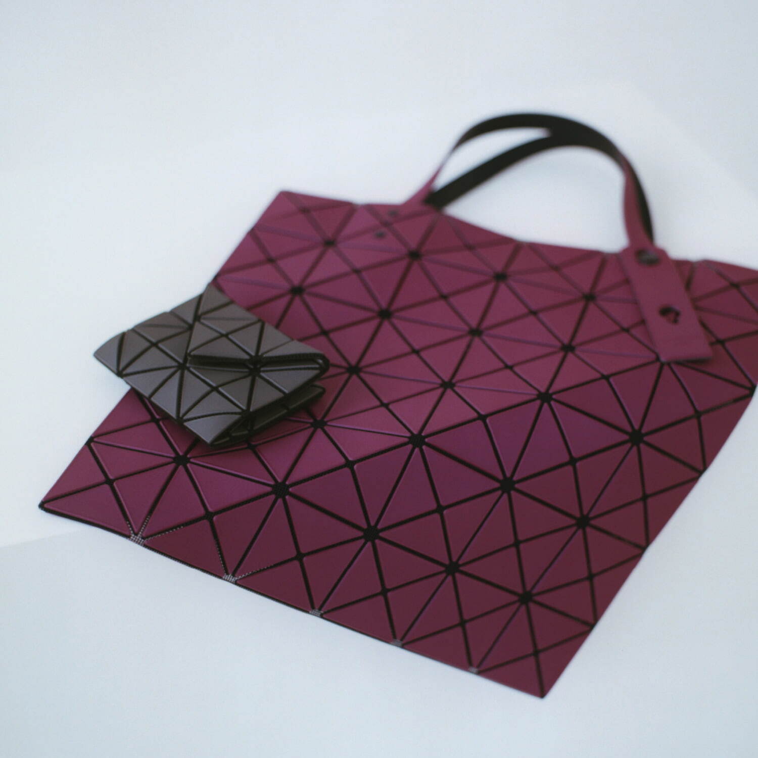 BAO BAO ISSEY MIYAKE“陰影ゆらめく”トートバッグや、マット×レザーのバックパック｜写真13