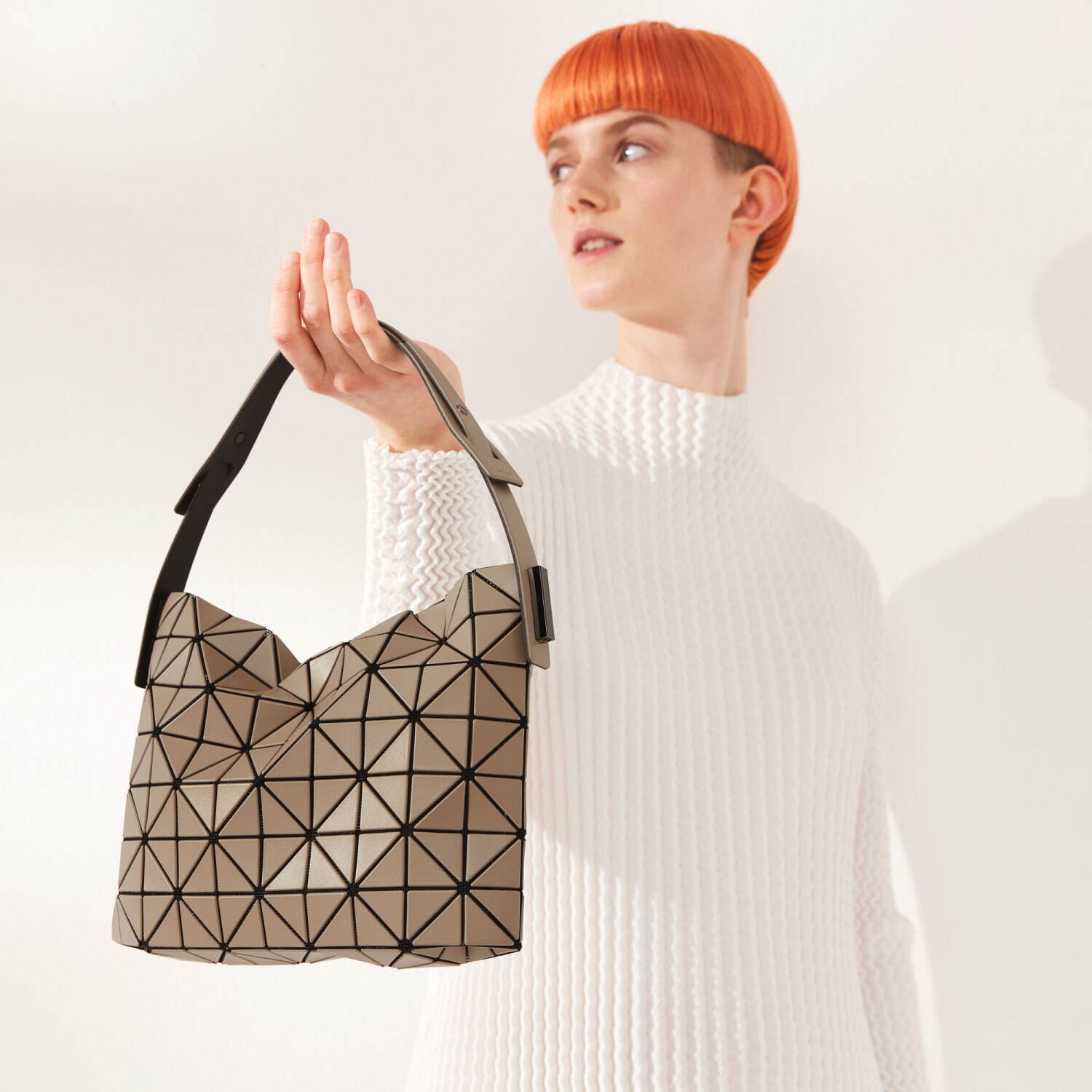 BAO BAO ISSEY MIYAKE“陰影ゆらめく”トートバッグや、マット×レザーのバックパック｜写真3