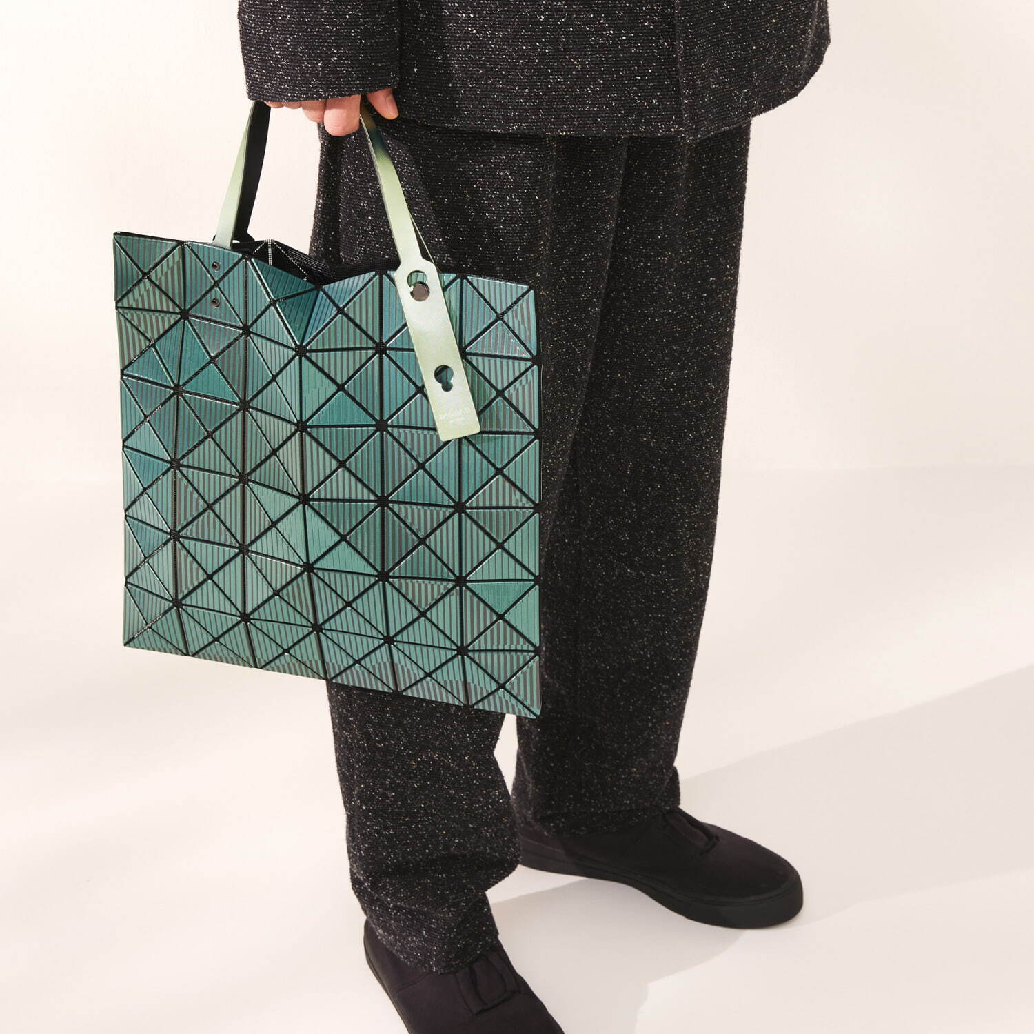 BAO BAO ISSEY MIYAKE“陰影ゆらめく”トートバッグや、マット×レザーの ...