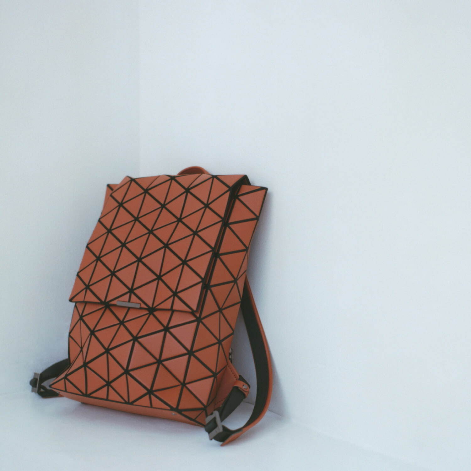 BAO BAO ISSEY MIYAKE“陰影ゆらめく”トートバッグや、マット×レザーのバックパック｜写真12