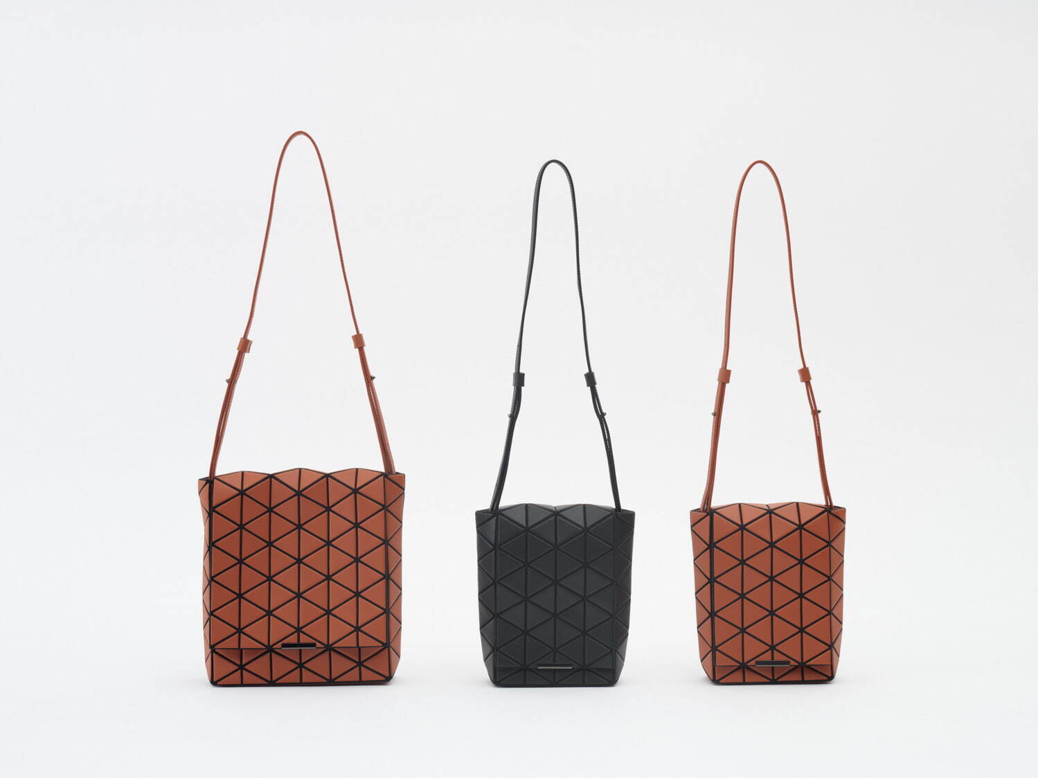 BAO BAO ISSEY MIYAKE“陰影ゆらめく”トートバッグや、マット×レザーのバックパック｜写真20