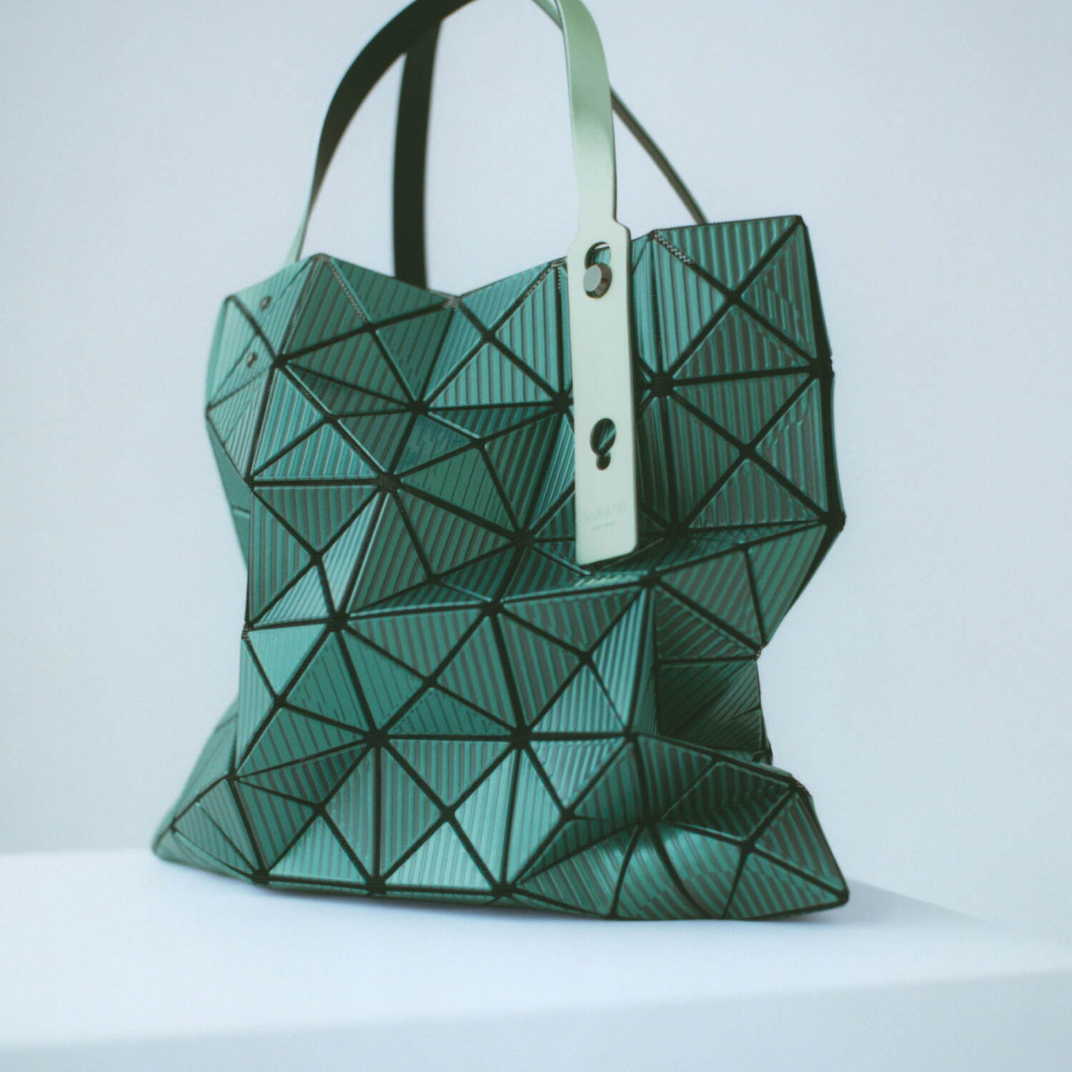 BAO BAO ISSEY MIYAKE“陰影ゆらめく”トートバッグや、マット×レザーのバックパック｜写真15