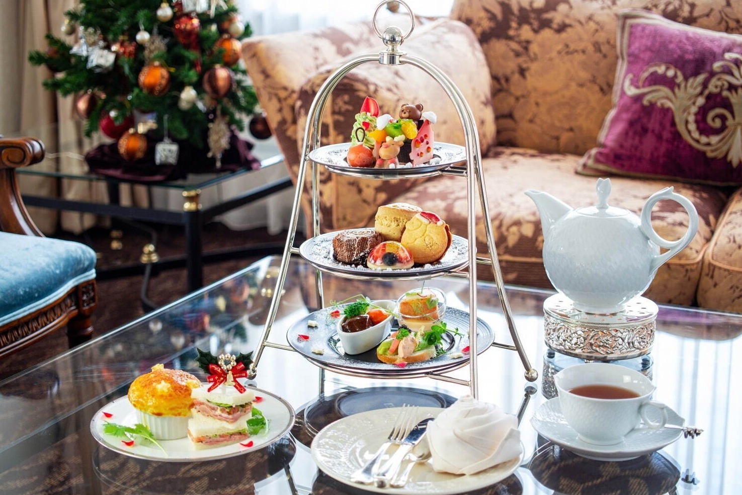 トリュフ｜ウェスティンホテル大阪のクリスマスアフタヌーンティー、“真っ赤なそりに乗ったくま”のショコラなど