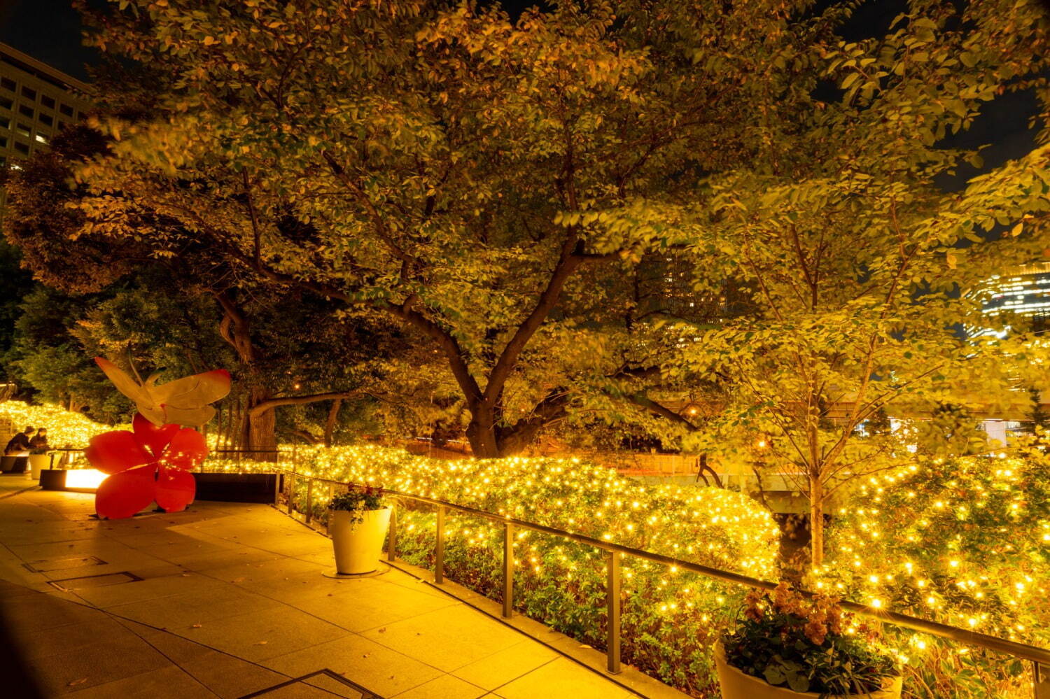 東京ガーデンテラス紀尾井町のクリスマス2022、シャンパンゴールドのイルミネーション＆限定コース料理｜写真3