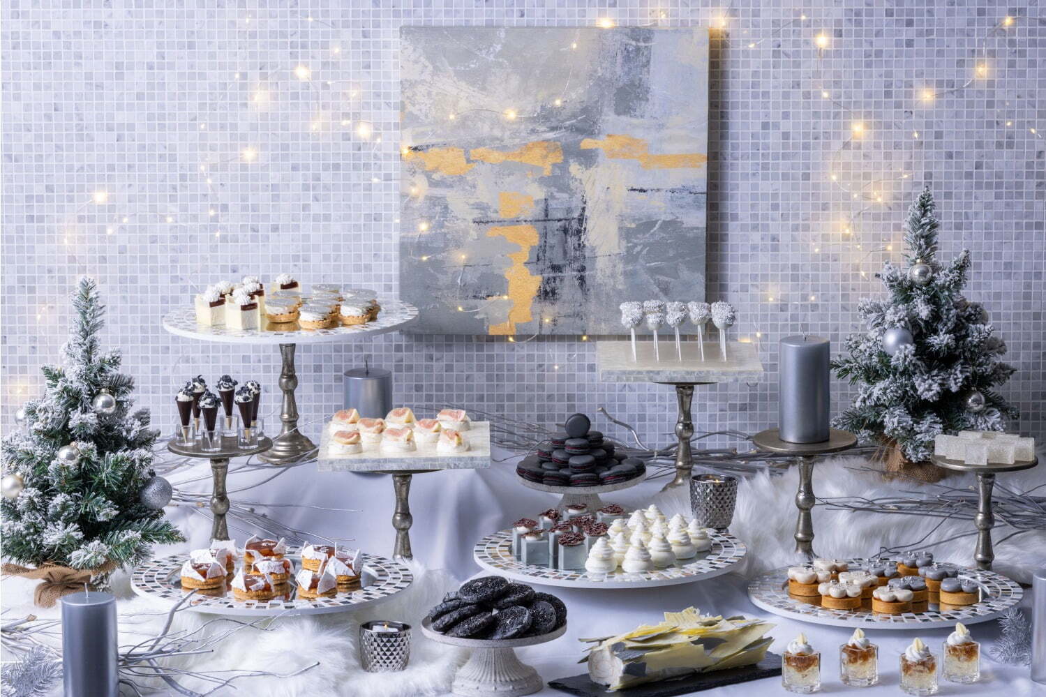 コンラッド大阪の“銀世界”スイーツビュッフェ、煌めくブッシュ・ド・ノエル＆雪のようなモンブランケーキ