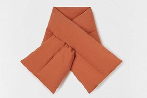 ジル サンダー＋22年秋冬、ロゴラベル付きダウンスカーフ&2WAY仕様のトートバッグなど