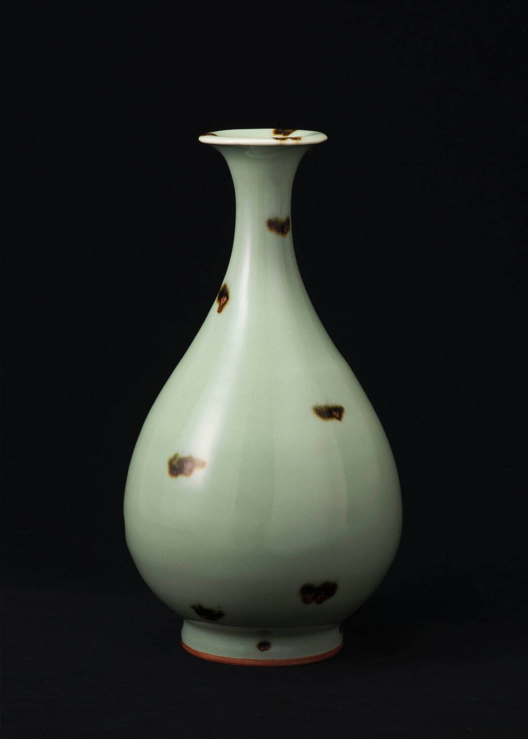 国宝《飛青磁 花生》中国 元時代 14世紀
大阪市立東洋陶磁美術館(住友グループ寄贈／安宅コレクション)
写真：六田知弘