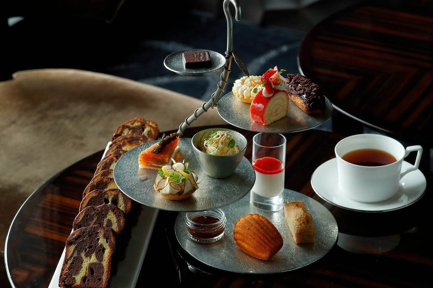 パレスホテル東京「冬アフタヌーンティー」苺ロールケーキなど、冬限定ピスタチオケーキも