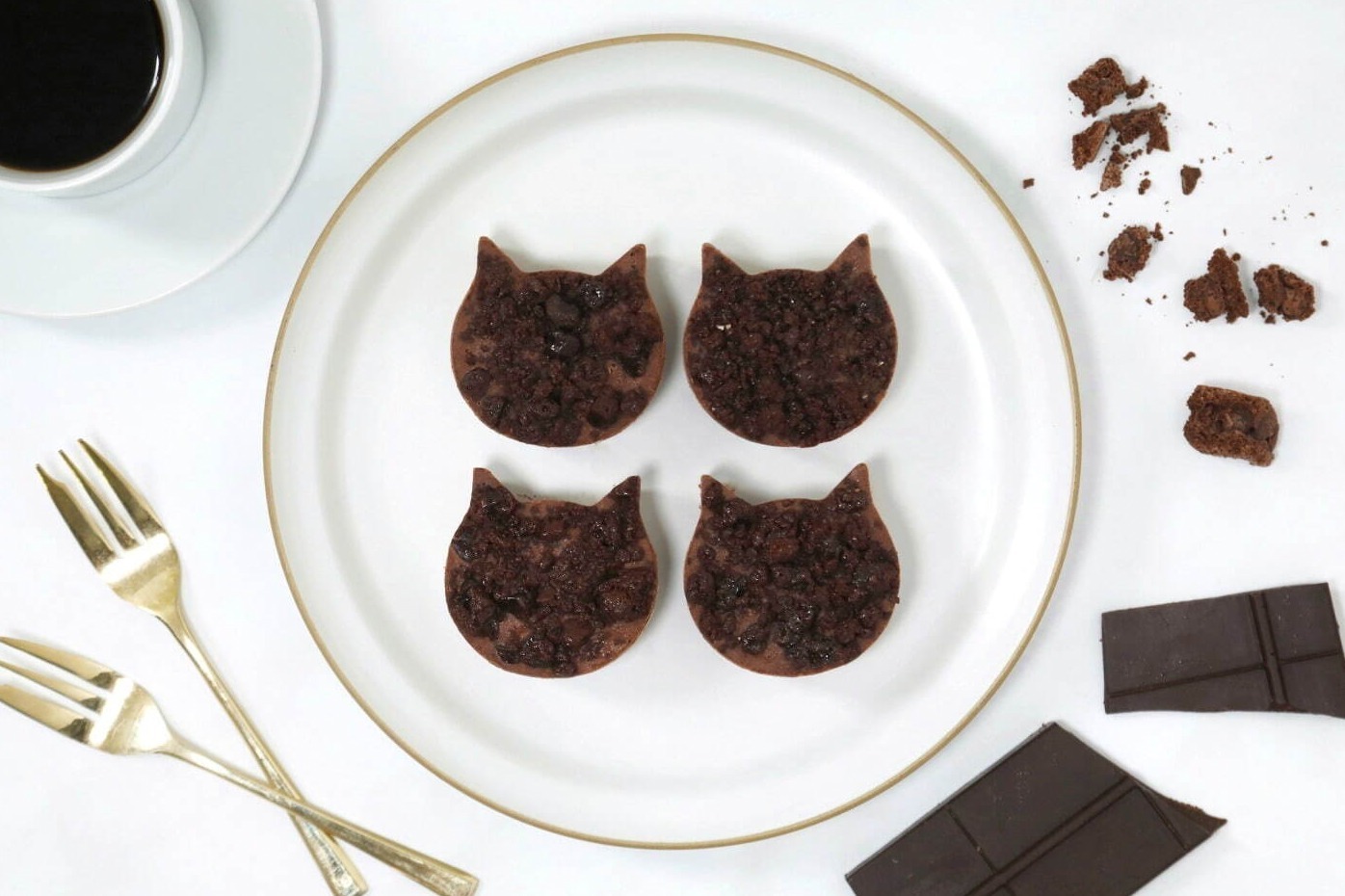 ”まるで黒ねこ”チョコチーズケーキ「にゃんチー ブラック」ザクザク食感ブラウニーをトッピング