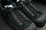 ブラック・コム デ ギャルソン×ノヴェスタのコラボスニーカー、断ち切り仕様の黒キャンバスアッパー｜写真2