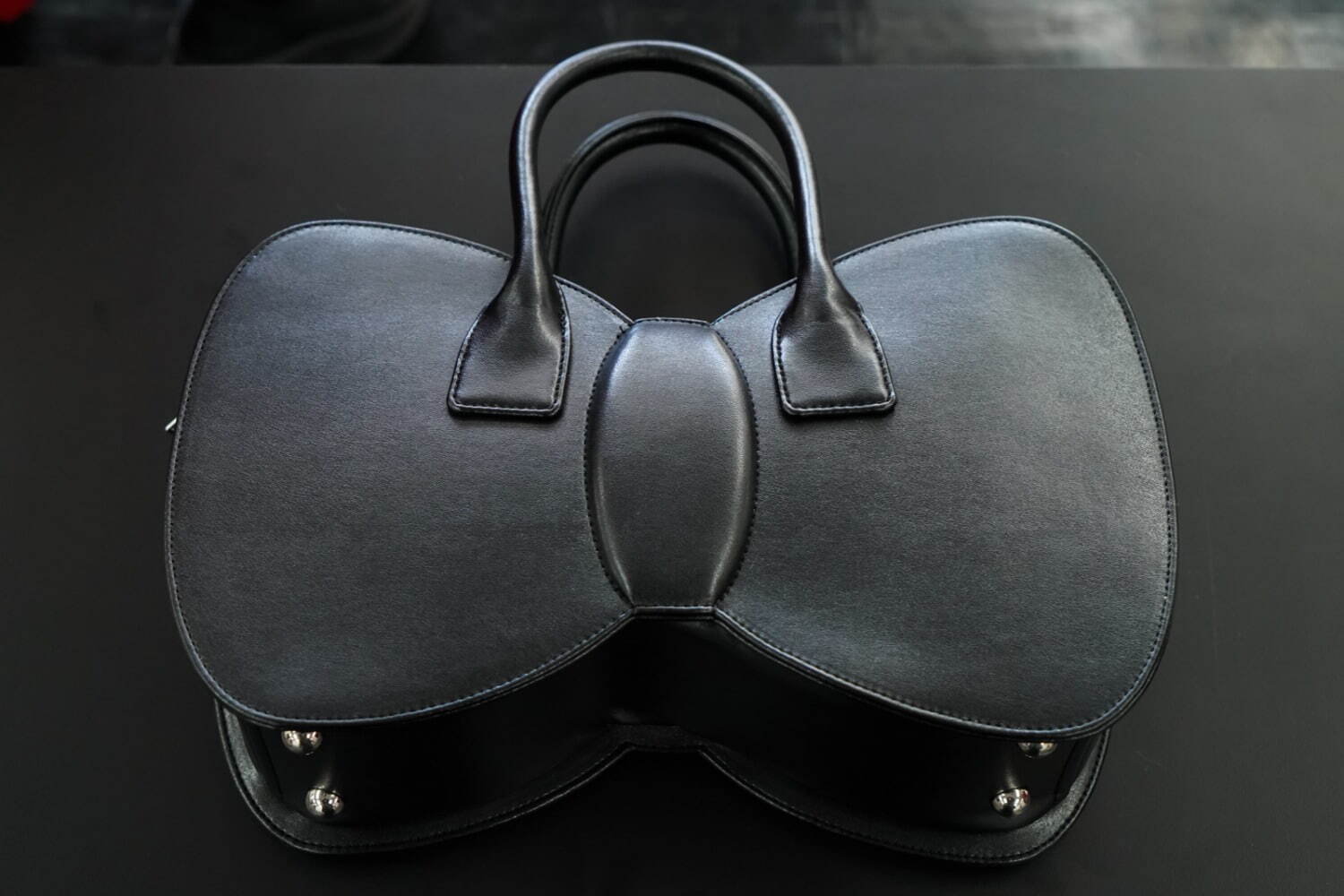 コム デ ギャルソン・ガール“まるごとリボン”の新作バッグ、艶やかなレッド＆ブラック｜写真3