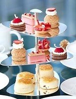 フォーシーズンズホテル丸の内 東京のクリスマスアフタヌーンティー、イチゴのシュークリームなど｜写真1