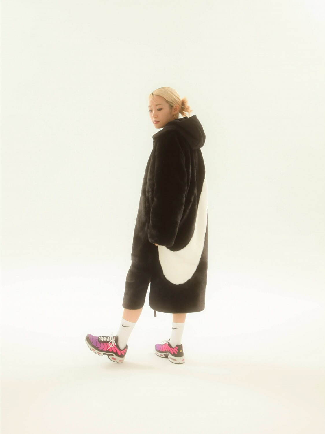 NIKEのロングファーコートが販路限定でatmos pinkより11/1(TUE