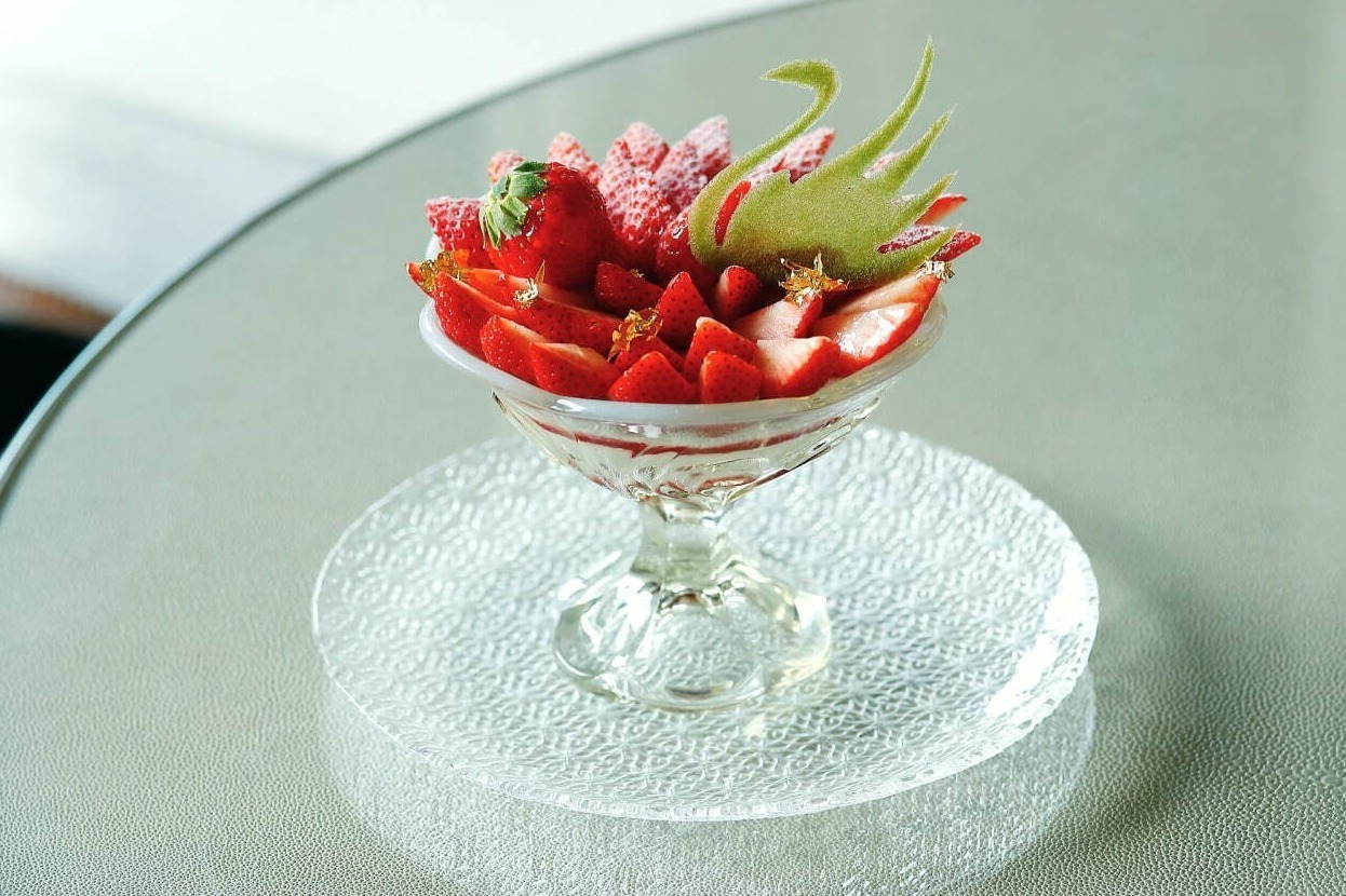 パフェ｜パレスホテル東京”いちご”スイーツ、3種の贅沢いちごパフェ&100粒の苺盛り合わせ
