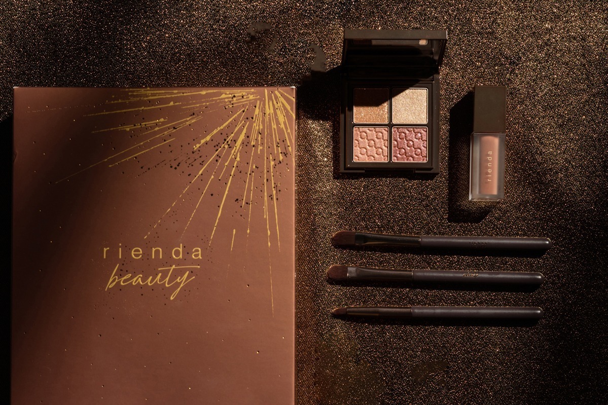 リエンダ ビューティー22年クリスマスコフレ、“スパークルな目元”を叶えるメイクアップセット