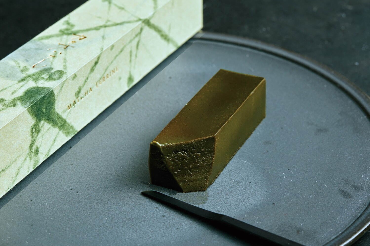 鎌倉「カカオハナレ」新作チョコ和菓子“抹茶のテリーヌ”、2種のホワイトチョコを使用