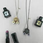 アナ スイ“馬車”モチーフの22年クリスマスアクセサリー、“蝶”の透かし模様を施して｜写真8