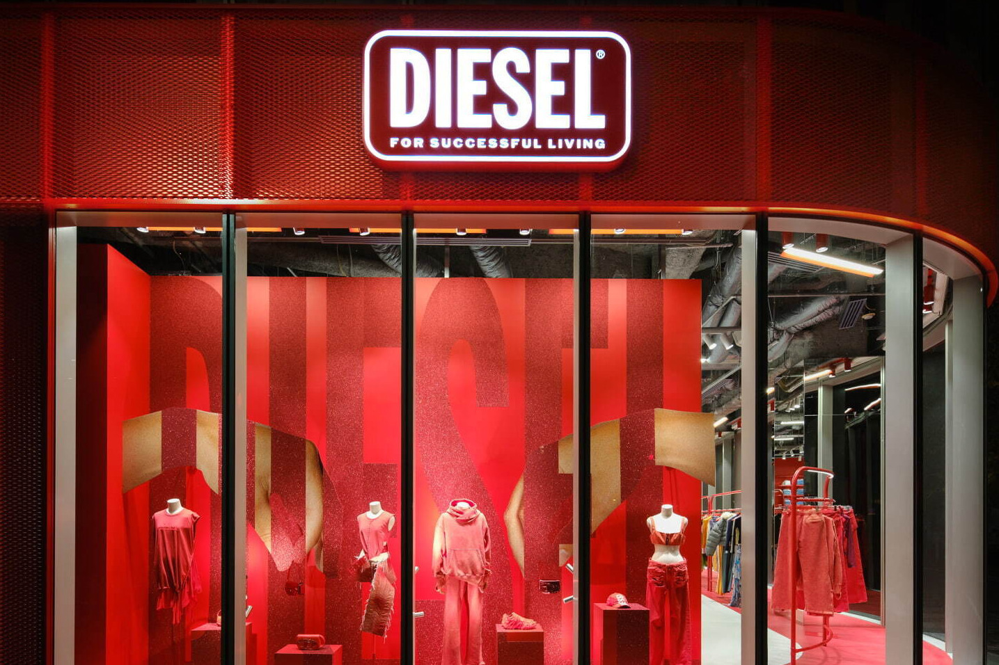 ディーゼルの新旗艦店が東京・銀座に、“レッドルック”の限定ウェア＆先行発売バッグなど