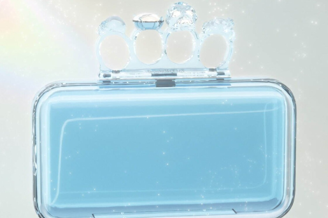アレキサンダー・マックイーン“水”着想のクリアなバッグ、「フォーリングクラッチ」の新作