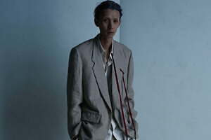 アポクリファのテーラードジャケット＆デニムパンツ、“栞”をイメージしたリボンをプラス