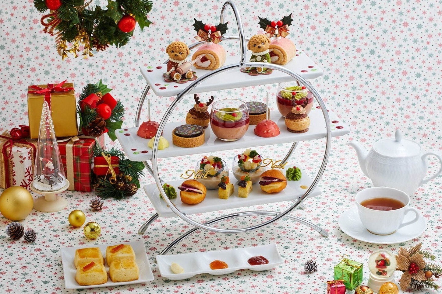 ロイヤルパークホテル「クリスマスアフタヌーンティー」チョコでできた“プードルサンタ”など