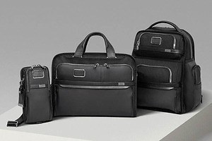 トゥミのクリスマスバッグ、“ナイロン×経年変化を楽しめるキャンバス”の異素材ブリーフやバックパック