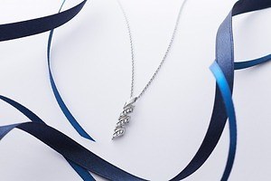 ロイヤル・アッシャーの22年クリスマスジュエリー、螺旋状“リボン”×輝くダイヤモンド