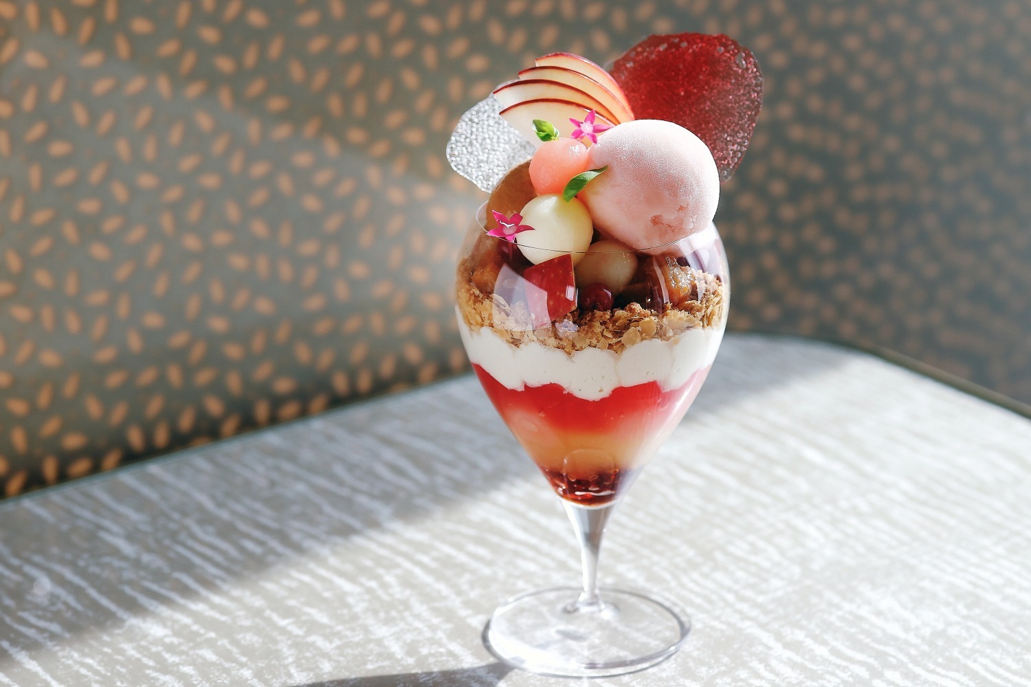 パフェ｜エンポリオ アルマーニ カフェ“りんごが主役”の限定パフェ、紅玉ソルベやコンポート×キャラメルソース