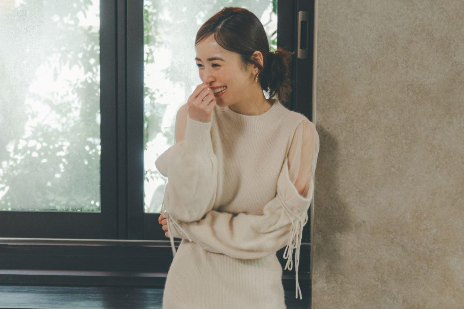 スナイデル“肩で肌見せ”新作ニットワンピース、刺繍襟のフラワー柄ドレスも