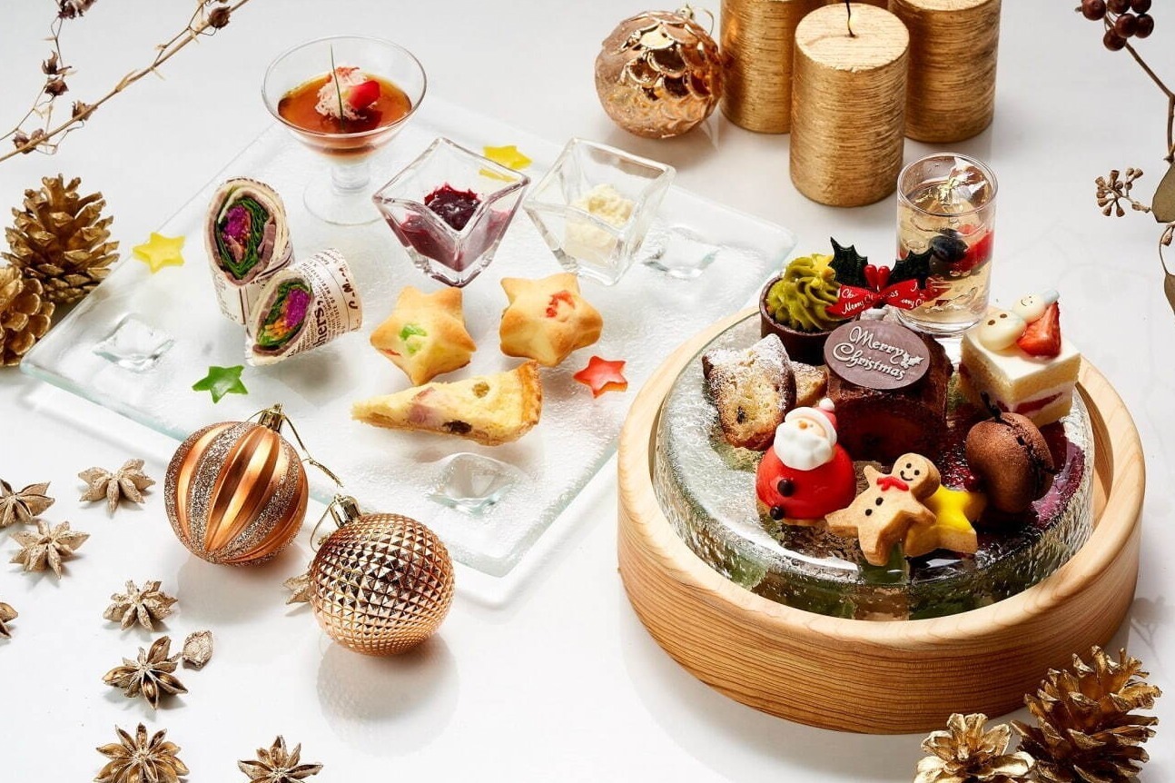 ウェスティン都ホテル京都のクリスマスアフタヌーンティー、サンタの苺ムース＆ツリー型タルト