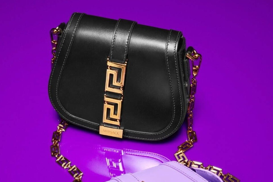 ヴェルサーチェの22年クリスマス、“チェーン”が輝く「グレカ ゴッデス」バッグやメンズスニーカー