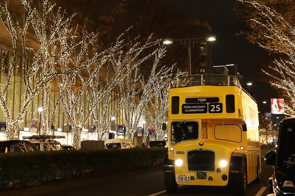 「表参道 フェンディ イルミネーション 2022」フェンディのバスツアーやAR体験も