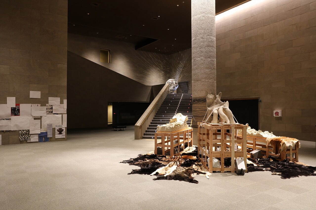 会場風景(エントランス)
鴻池朋子《柱周りインスタレーション》