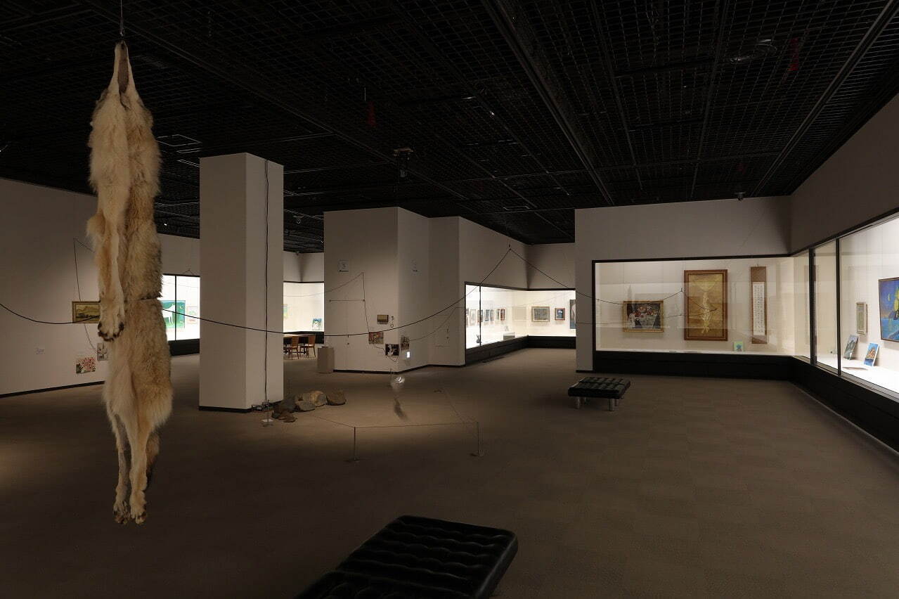 会場風景(展示室)
国立療養所 菊池恵楓園 絵画クラブ「金陽会」 絵画作品
静岡県立美術館コレクション
鴻池朋子《振り子 アースベイビー 初号機》2020年 ほか